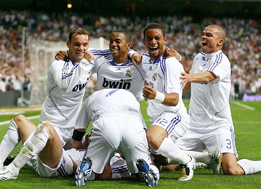 西超杯-亚马尔破门姆巴佩建功 巴萨5-2皇马夺冠（西超杯：亚马尔破门、姆巴佩建功，巴萨5-2击败皇马捧杯）