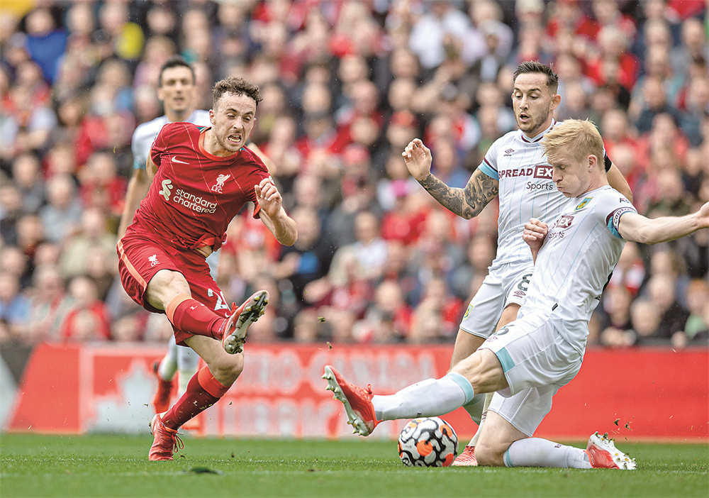 如何提升足球场上的无球跑动？（球场无球跑动提升指南）