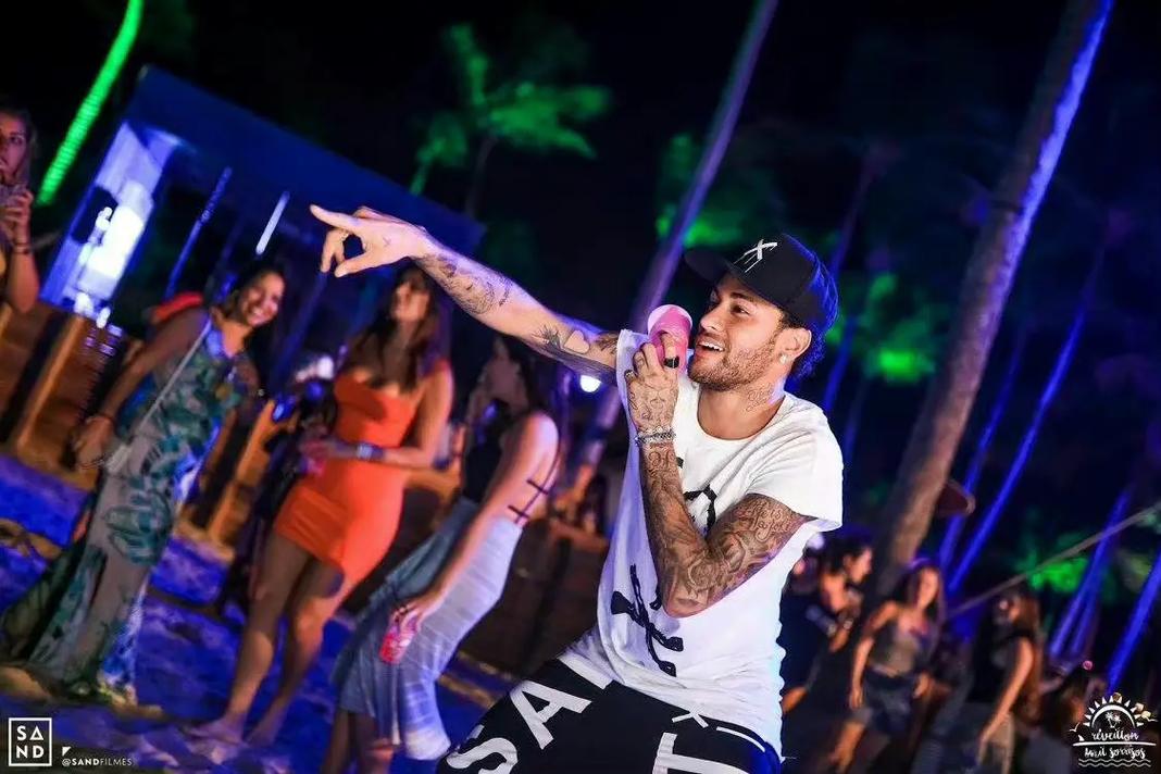 记者：明天青岛西海岸代理主帅毛雷尔携里切利参加赛前发布会