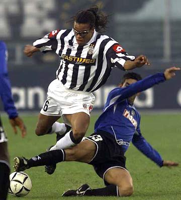 欧罗巴夺冠赔率：曼联领跑缩水 热刺降至1赔2（欧联杯夺冠赔率更新：曼联仍居首且赔率走低，热刺下调至1赔2）