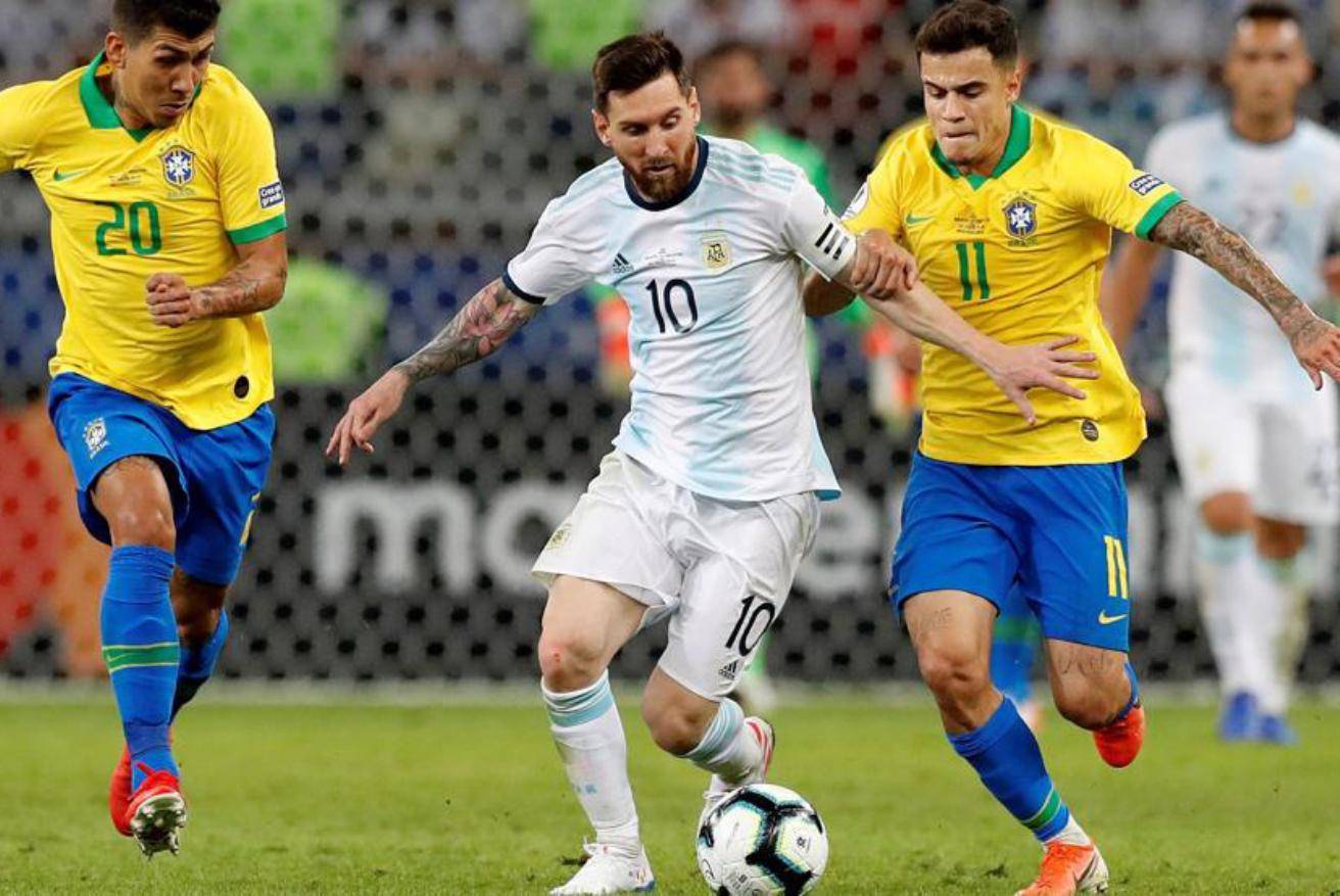 德容：不应该再和上赛季比较了，上赛季我们也没拿到欧冠冠军（德容：本季不必再拿上季作比较，上季我们也未能夺得欧冠）