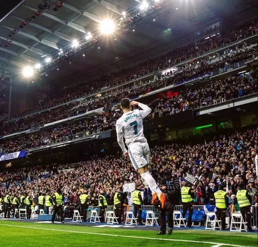 荷甲前瞻：阿贾克斯渐回正轨，费耶诺德伤兵满营愁煞范佩西（荷甲前瞻：阿贾克斯走出低谷，费耶诺德伤病潮令范佩西头疼）