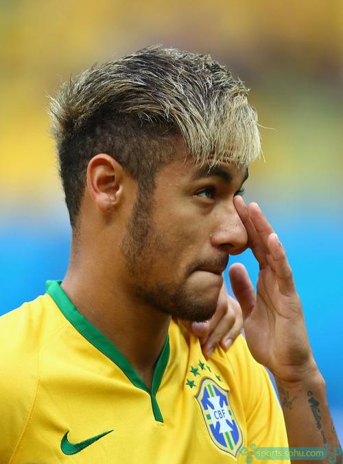 活久见，阿根廷杯决赛独立队主帅用脚绊倒对手拖延时间被罚下