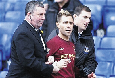 记者：上海申花5名外援以及谢鹏飞和戴伟浚随队出征亚冠客场