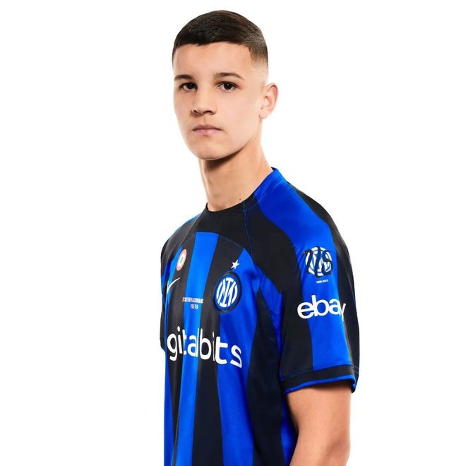 球员赛后把球鞋送给小球迷