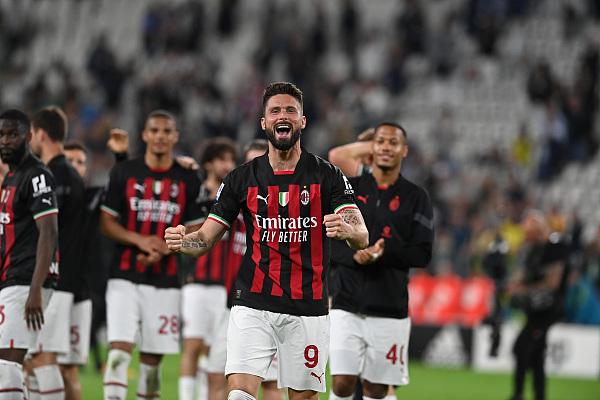 维尼修斯等人在替补席偷笑被龙赛罗怒批：到底在笑什么？（维尼修斯等人替补席窃笑惹怒龙赛罗：你们到底在笑啥？）