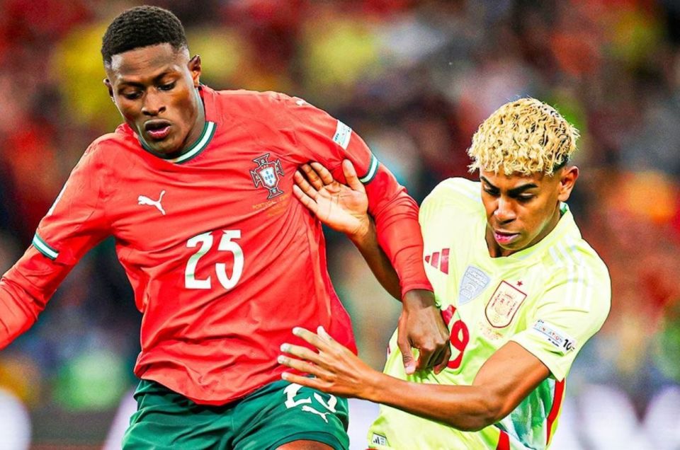 打进个人赛季德甲首球，丘库埃梅卡当选多特客战汉堡全场最佳（丘库埃梅卡收获赛季德甲首球，获评多特客场对阵汉堡全场最佳）