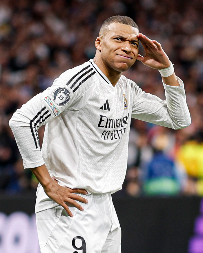 C罗2026世界杯将推出金色签名球鞋，致敬经典Mercurial设计（C罗将在2026世界杯发布金色签名战靴，致敬经典Mercurial设计）