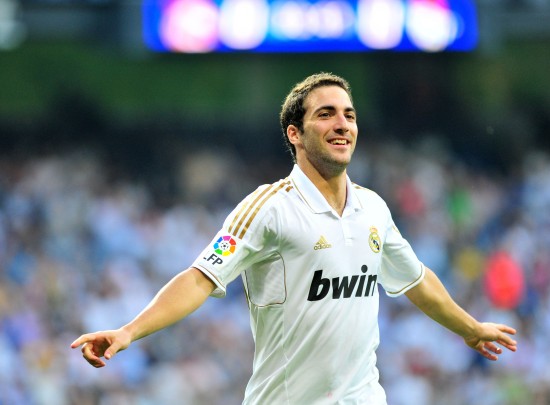 欧冠生死战！皇马后防线告急 阿隆索迎来最关键一战（欧冠背水一战：皇马后防危机四伏，阿隆索面临最严峻考验）