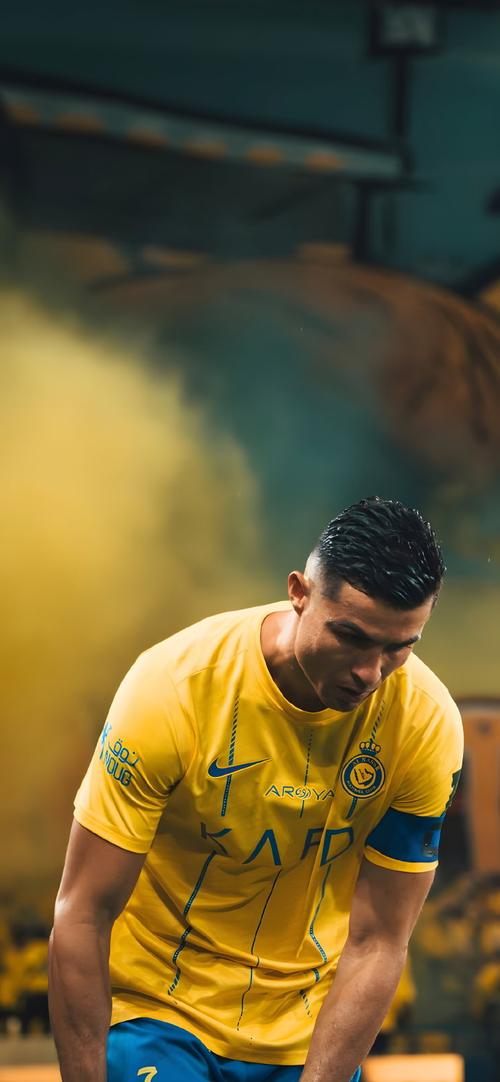 苏超冠军泰州队主教练莅临指导学校足球队员垫球运球技术！（苏超冠军泰州队主教练走进校园指导学生垫球、运球技巧）