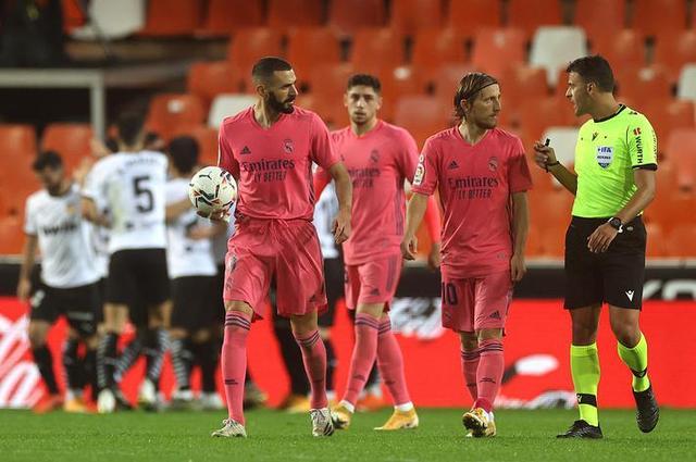 1-3！1-1！英超冷门夜：2大豪门不胜 阿森纳渔翁得利 争冠仅剩1对手（1-3、1-1！英超爆冷夜：两大豪门未胜，阿森纳坐收渔利，争冠仅剩一对手）