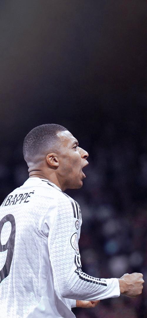 克罗斯评历史最佳11人：C罗左边锋，梅西前腰，马尔蒂尼入选